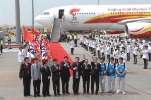 北京奥运圣火抵达香港国际机场