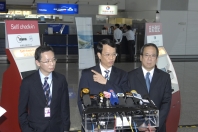 (左至右) 美国西北航空机场经理郑克俭、机场管理局二号客运大楼及公众区运作总经理黄耀辉,以及国泰航空香港国际机场总经理丘应桦向传媒介绍自助登记服务。