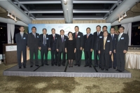 中国内地、香港、日本、韩国、澳门等地共十个主要亚洲机场,派出高级行政人员,出席今年在香港举行的第七届东亚机场联盟定期会议。郑局长和冯博士在晚宴上与他们合照。