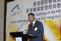 機管局主席張建東博士說，香港國際機場設立貴金屬儲存庫，可以鞏固香港的物流及金融中心地位。