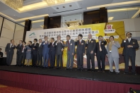 出席典禮的嘉賓為貴金屬儲存庫開幕祝酒。(左至右：機管局財務及投資執行總監兼香港國際機場貴金屬儲存庫總監黎永昌、美國滙豐銀行香港分行貴金屬業務銷售及推廣亞太區主管高嘉華、永亨銀行副總經理黃循球、中國人民銀行深圳分行副行長崔瑜、深圳市人民政府金融發展服務辦公室主任李林、香港金融管理局(儲備管理)助理總裁朱兆荃、港商交所主席張震遠、機管局行政總裁許漢忠、財政司司長曾俊華、機管局主席張建東、署理財經事務及庫務局常任秘書長鄭恩賜、港商交所總裁艾伯特、惠理集團有限公司主席兼首席投資總監謝清海、標準銀行亞洲有限公司貴金屬董事朱展鵬，以及加拿大豐業銀行嘉禮傑。)