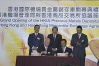 機管局行政總裁許漢忠與港商交所總裁艾伯特簽署協議，協議指定機場貴金屬儲存庫為交易所會員及市場參與者儲存黃金及交收現貨的地點。