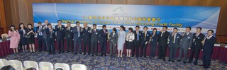 Mr Hui and the representatives from the 14 local and international participating banks propose a toast after the signing ceremony.