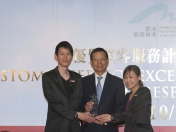 Team award winners Ray Cheung (left) and Miki Tung (right) consider the European passenger may face potential language barrier in Shekou and help contact his travel agency in Hong Kong to arrange a pick-up service from their Hong Kong office.