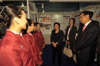 After the opening ceremony, Ms Cheng, Mrs Leung and Mr Hui tour around the Job Expo venue.