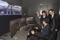 主禮嘉賓參觀航空學院的虛擬登機橋操作培訓設施(上)及飛行模擬駕駛訓練設施(下)。