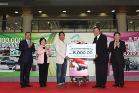 AA Chairman Dr Marvin Cheung presents the 50 millionth passenger with HK$188,338 worth of gifts, including a HK$5,000 cash coupon from the AA, in the presence of AA Chief Executive Officer Stanley Hui (first left), Secretary for Transport and Housing Eva Cheng (second left), and Tourism Board Executive Director Anthony Lau (first right).
