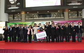 Guests toast for the new traffic records of HKIA.
