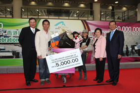 AA Chairman Dr Marvin Cheung (first left), Secretary for Transport and Housing Eva Cheng (second right), and AA Chief Executive Officer Stanley Hui (first right) take picture with the 50 millionth passenger and his family.