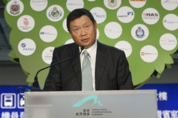 Dr Cheung points out that the 25% carbon reduction pledge marks not only the first airport-wide carbon intensity reduction pledge among airports in the world, but also the first voluntary, sector-wide carbon intensity reduction pledge in Hong Kong.