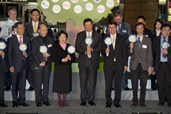 (from left to right) Stanley Hui Hon-chung, CEO of AA, Dr Man Chi-sum, CEO of Green Power, Eva Cheng , Secretary for Transport and Housing, Dr Marvin Cheung Kin-tung, Chairman of AA, Edward Yau, Secretary for the Environment, and Edwin Lau, Director of Friends of the Earth (HK), attend the pledging ceremony today.