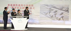 (From left to right) AA Chief Executive Officer Stanley Hui Hon-chung, Director-General of Civil Aviation Norman Lo Shung-man, Secretary for Transport and Housing Eva Cheng and AA Chairman Dr Marvin Cheung Kin-tung officiate at the unveiling ceremony of phase 1 of the HKIA's midfield development project.