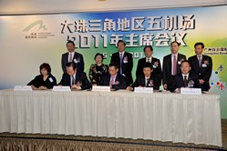 The five airports in the GPRD signed the MOU to implement the Framework Agreement for Hong Kong/Guangdong and Macao/Guangdong Co-operation. The signing ceremony was witnessed by (from left on back row) Dr Marvin Cheung, Chairman of the AA; Eva Cheng, Secretary for Transport and Housing, Hong Kong SAR Government; Xia Xinghua, Vice Minister of CAAC; Su Langen, Director General, CAAC Office of Air Traffic Management Industry; Jiang Huaiyu, Director of CAAC Central and Southern Regional Administration and Pu Zhaozhou, Director, Taiwan, Hong Kong and Macao Affairs Office, CAAC. The MOU was jointly signed by (from left on the front row) Liu Suning, Executive Director of Macau International Airport Company Limited; Liu Zijing, President of Guangdong Airport Management Corporation; Stanley Hui, Chief Executive Officer of the AA; Wang Yang, Board Chairman of Shenzhen Airport Management Company Limited; and Li Guoming, Board Chairman of Zhuhai Airport Management Company Limited.