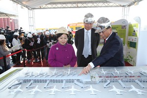Dr Cheung and Mr Hui introduce to Ms Cheng various features of the Midfield Concourse.
