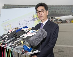 C K Ng, Deputy Director, Airport Operations, Airport Authority Hong Kong, introduces the layout of the West Apron.
