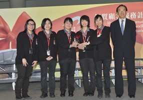 Mr Tien presents a team award to Lagardere Services HK Limited's staff for their hard work in returning cash to a Taiwanese lady, which saves her a great deal of trouble down the road.