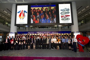 A group photo of Mr Hui and Mr Tien with all the awardees.