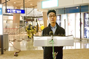 C K Ng, Executive Director, Airport Operations of AAHK, says that today’s drill is an excellent opportunity for the airport community to practise how it would respond to the highly challenging situation. The lessons learnt this morning will help the airport community refine the overall contingency procedures.