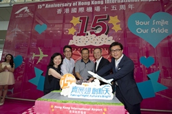 Stanley Hui Hon-chung, Chief Executive Officer, AA, invites all passengers and dancers to join the cake-cutting ceremony after the Mob Dance performance.