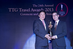 C K Ng, Executive Director, Airport Operations, Airport Authority Hong Kong (right), receives the TTG Travel Hall of Fame trophy at the presentation ceremony in Bangkok.