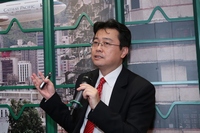 Dr Lau Chi-pang, Director of the Hong Kong Local Records Office and Associate Professor of Department of History, Lingnan University, shares the findings of the historical research study on the development of airport in Hong Kong.