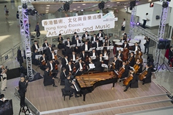 Conductor Choi Sown-le and Hong Kong Symphonia perform at the opening ceremony.