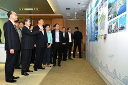 President Xi Jinping (third left) views display panels at the HKIA Tower as Chairman of the Airport Authority Hong Kong (AA), Mr Jack So (second left), explains the role of the Hong Kong International Airport in supporting the development of the Guangdong-Hong Kong-Macao Bay Area. Also present are the Chief Executive, Mrs Carrie Lam (fourth left); the Secretary for Transport and Housing, Mr Frank Chan Fan (first left); and the Chief Executive Officer of the AA, Mr Fred Lam (fifth left).