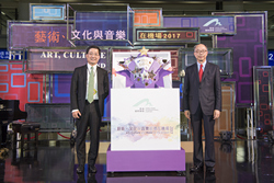 Fred Lam, Chief Executive Officer of Airport Authority Hong Kong (AA) (left) and Frank Chan Fan, Secretary for Transport and Housing (right) officiate at the opening ceremony of the