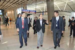 Dr Marvin Cheung Kin-tung and Stanley Hui Hon-chung, Chairman and CEO of the AA, introduced the different facilities at North Satellite Concourse to Donald Tsang, Chief Executive.