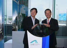 (right) Stanley Hui Hon-chung, Chief Executive Officer of Airport Authority Hong Kong, and (left) Patrick Chan Chi-king, Commissioner, HKSAR Expo Affairs Office, officiate at the opening ceremony of the HKIA exhibition at the Hong Kong Pavilion.