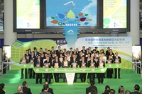 (From right to left in the first row) Adam Koo, Chief Executive Officer of WWF-Hong Kong, Dr Man Chi-sum, Chief Executive Officer of Green Power, Professor Stephen Wong, Chairman of Clean Air Network, Dr Marvin Cheung, Chairman of AAHK, Professor Anthony Cheung, Secretary for Transport and Housing, Stanley Hui, Chief Executive Officer of AAHK, Dr Raymond Ho, Board Member of AAHK, Huen Wong, Board Member of AAHK and more than 40 business partners attend the ceremony today.