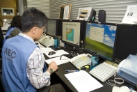 The Airport Emergency Centre (AEC) at the Hong Kong International Airport is 
activated during the largest-ever integrated typhoon drill to facilitate effective communication, coordination and prompt actions among all airport 
communities during contingency. 